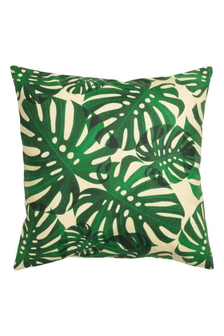 Housse de coussin à motif feuilles vertes, H&M Home, 7,99 euros